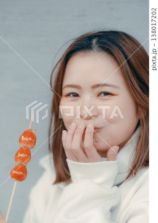 観光地でいちご飴を楽しむ20代女性のポートレート 138017202