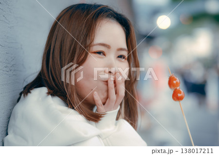 観光地でいちご飴を楽しむ20代女性のポートレート 138017211
