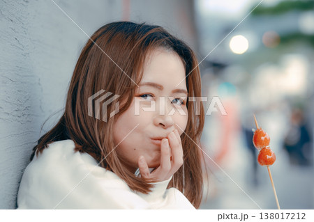 観光地でいちご飴を楽しむ20代女性のポートレート 138017212