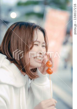 観光地でいちご飴を楽しむ20代女性のポートレート 138017216