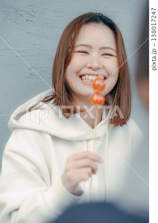 友人と観光地でいちご飴を楽しむ20代女性 友人と観光地でいちご飴を楽しむ20代女性 138017247