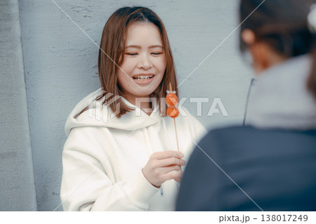 友人と観光地でいちご飴を楽しむ20代女性 138017249