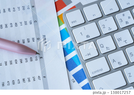 テーブルに置かれたグラフとキーボード 138017257
