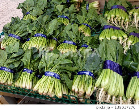 店頭に並んだホウレンソウとコマツナ 138017270