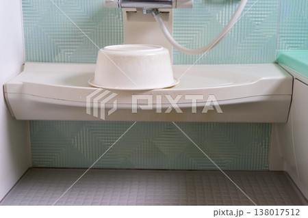 浴室のカウンターの汚れ 138017512
