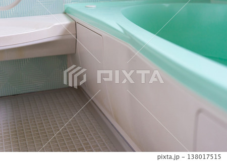 浴室のエプロンと床の汚れ 138017515