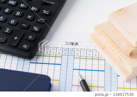 工程表と電卓と板材とペンと手帳のクローズアップ 138017530