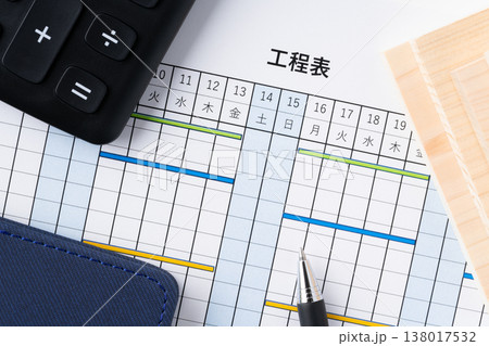 工程表と電卓と板材とペンと手帳のクローズアップ 138017532