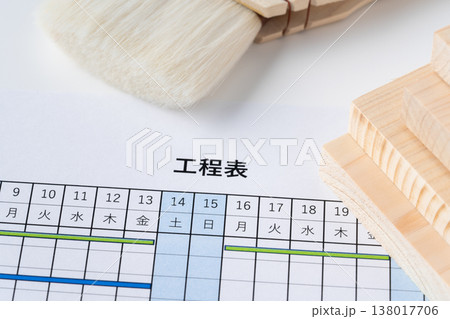 工程表と板材と刷毛のクローズアップ 138017706