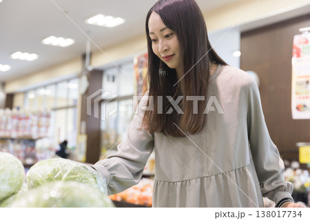スーパーで買い物をする女性 スーパーで買い物をする女性 138017734