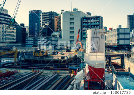大規模建設現場のある都市風景 再開発中の池袋 2026.02 a-3 暖色寒色強調 大規模建設現場のある都市風景 再開発中の池袋 2026.02 a-3 暖色寒色強調 138017789