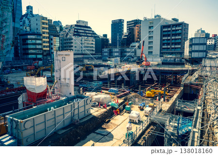大規模建設現場のある都市風景 再開発中の池袋 2026.02 c-3 暖色寒色強調 大規模建設現場のある都市風景 再開発中の池袋 2026.02 c-3 暖色寒色強調 138018160