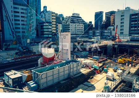 大規模建設現場のある都市風景 再開発中の池袋 2026.02　d-3 暖色寒色強調 138018166