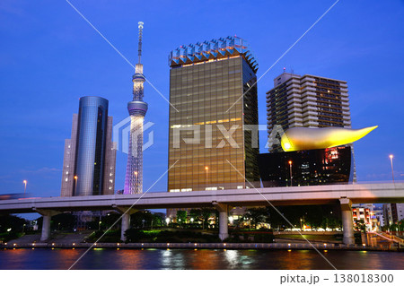 東京スカイツリーと夕暮れのビル 東京スカイツリーと夕暮れのビル 138018300