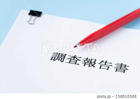 水色背景に調査報告書と赤いペン 水色背景に調査報告書と赤いペン 138018388
