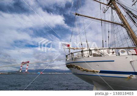 青空に映える白い帆船 青空に映える白い帆船 138018403