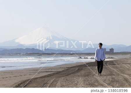 冬の湘南海岸を散歩する男性 冬の湘南海岸を散歩する男性 138018596