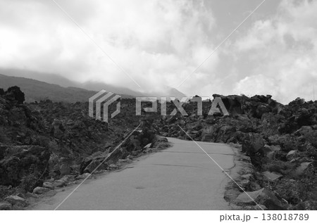 荒々しい溶岩地形が広がる鬼押出し園の風景 荒々しい溶岩地形が広がる鬼押出し園の風景 138018789