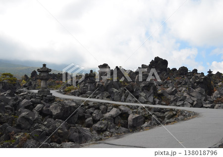 荒々しい溶岩地形が広がる鬼押出し園の風景 138018796