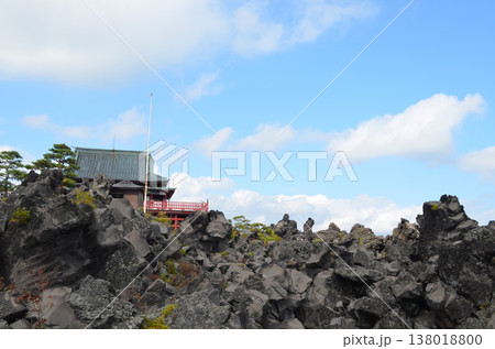 荒々しい溶岩地形が広がる鬼押出し園の風景 138018800