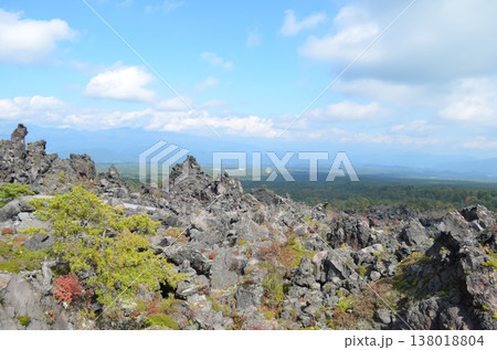 荒々しい溶岩地形が広がる鬼押出し園の風景 138018804