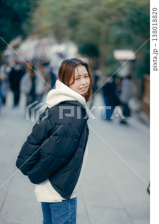 神社を一緒に歩く20代女性の観光シーン 神社を一緒に歩く20代女性の観光シーン 138018820