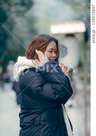 お祈りをする20代女性の参拝シーン お祈りをする20代女性の参拝シーン 138018847