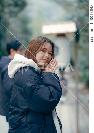 お祈りをする20代女性の参拝シーン お祈りをする20代女性の参拝シーン 138018848