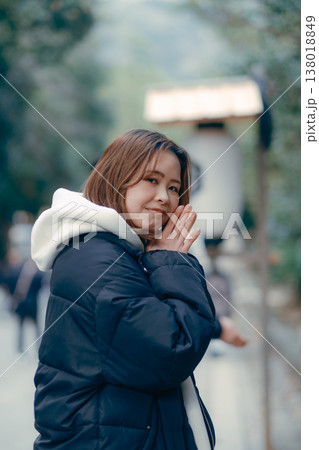 お祈りをする20代女性の参拝シーン お祈りをする20代女性の参拝シーン 138018849
