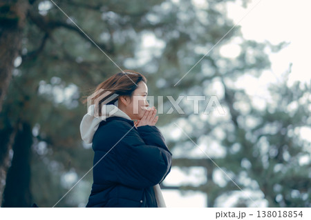 お祈りをする20代女性の参拝シーン お祈りをする20代女性の参拝シーン 138018854