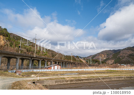 奥琵琶湖の山のふもとを通る湖西線 滋賀県長浜市マキノ町 奥琵琶湖の山のふもとを通る湖西線 滋賀県長浜市マキノ町 138018950