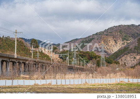 奥琵琶湖の山のふもとを通る湖西線　滋賀県長浜市マキノ町 138018951