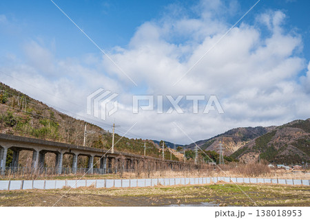 奥琵琶湖の山のふもとを通る湖西線 滋賀県長浜市マキノ町 奥琵琶湖の山のふもとを通る湖西線 滋賀県長浜市マキノ町 138018953
