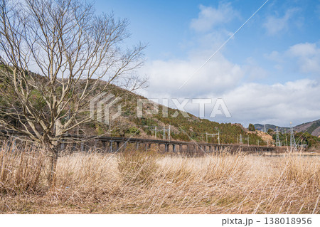 奥琵琶湖の山のふもとを通る湖西線　滋賀県長浜市マキノ町 138018956