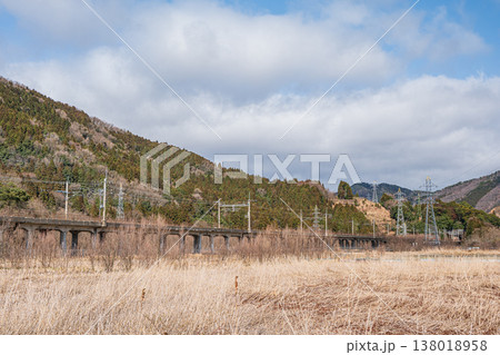 奥琵琶湖の山のふもとを通る湖西線　滋賀県長浜市マキノ町 138018958