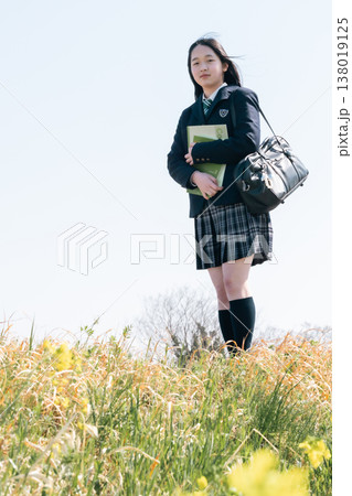 青春の1ページを切り取った通学風景。教科書を持ち通学をする女子高生 138019125