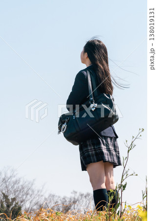 青春のエモーショナルな通学風景。未来を見つめる高校生の背中（顔無し） 138019131