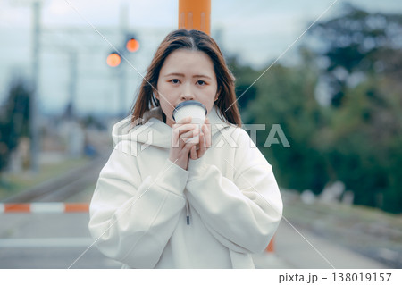 コーヒーを差し出す20代女性の観光ポートレート コーヒーを差し出す20代女性の観光ポートレート 138019157