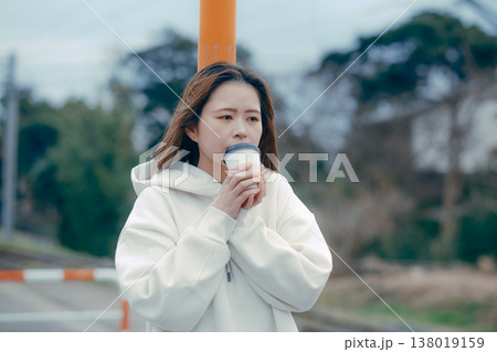 コーヒーを差し出す20代女性の観光ポートレート 138019159