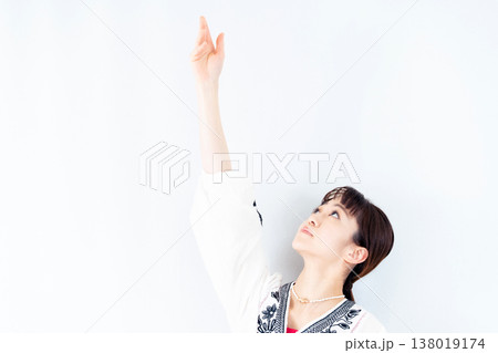 若い女性のポートレート 138019174