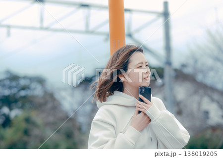 観光地でスマホを見る20代女性の横顔ポートレート 138019205