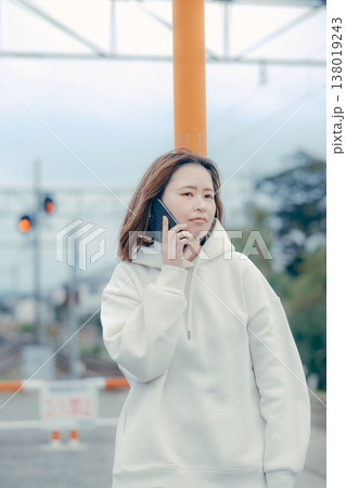 観光地でスマホを確認する20代女性の正面ポートレート 観光地でスマホを確認する20代女性の正面ポートレート 138019243