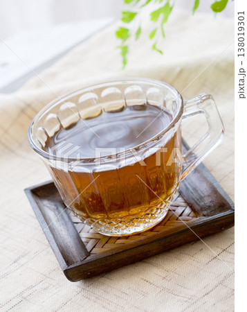 グラスに注がれた麦茶 グラスに注がれた麦茶 138019301