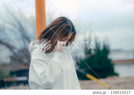 屋外で通話する20代女性の横顔ポートレート 138019317