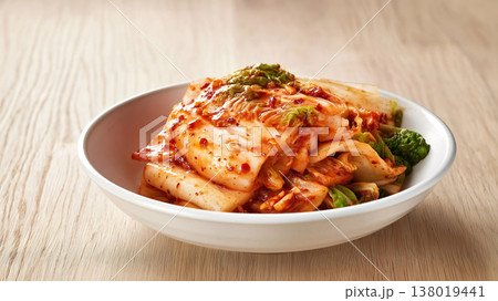 白い陶器ボウルに盛られた韓国の白菜キムチの接写 138019441