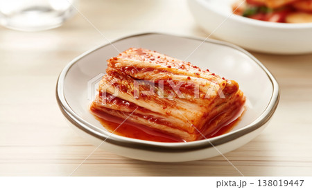 小鉢に美しく盛られた韓国白菜キムチのマクロ写真 138019447