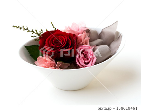 シンプルな器のフラワーアレンジメント シンプルな器のフラワーアレンジメント 138019461