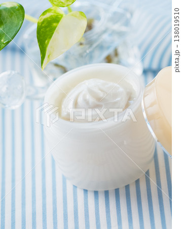 蓋を開けた化粧品のクリーム 蓋を開けた化粧品のクリーム 138019510