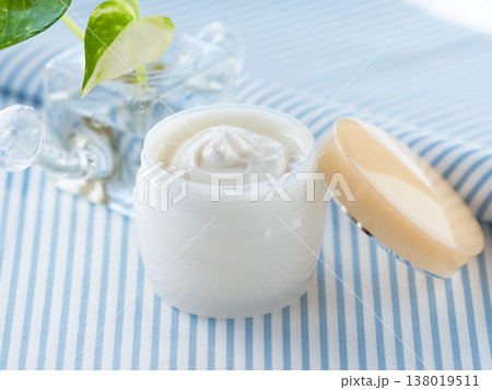 蓋を開けた化粧品のクリーム 蓋を開けた化粧品のクリーム 138019511
