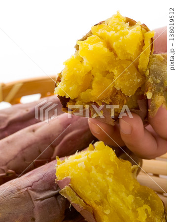 篭に乗せられた焼き芋と断面 138019512